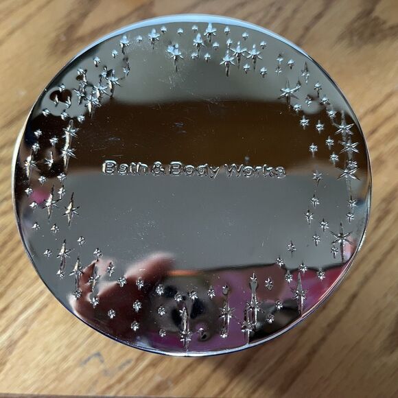 Bath & Body Works Twisted Peppermint Scented 3 Wick Soy Blend Candle 25-45 Hrs - Picture 3 of 3